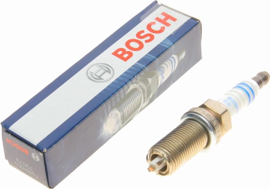 BOSCH 0 242 240 635 - Свеча зажигания unicars.by