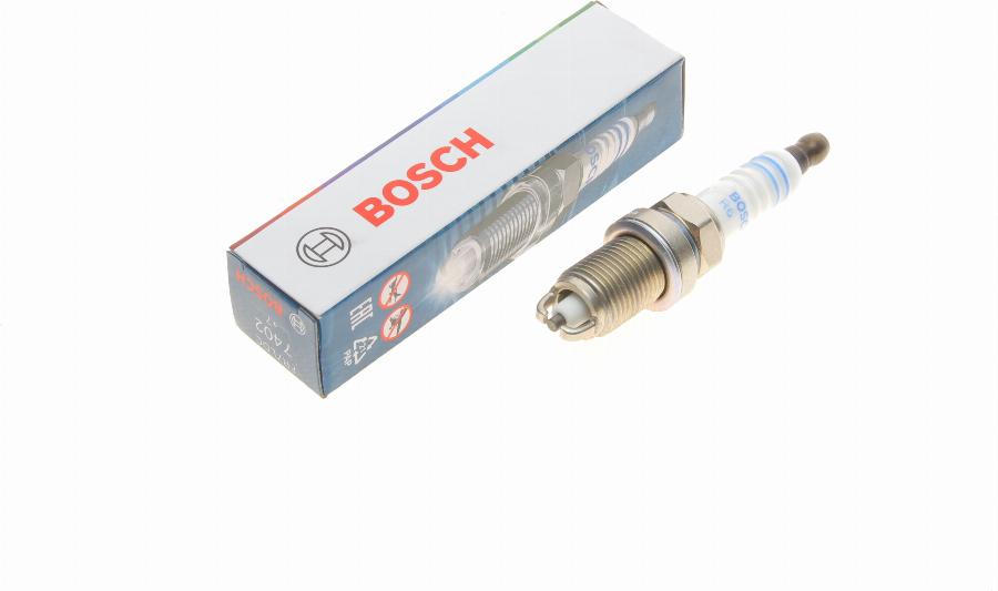 BOSCH 0 242 235 668 - Свеча зажигания unicars.by