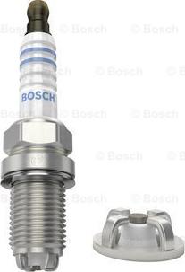 BOSCH 0 242 235 748 - Свеча зажигания unicars.by